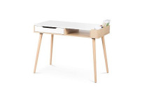 Bērnu rakstāmgaldi Bērnu rakstāmgaldi.   Bērnu rasktamgaldi ir neatņemama bērnu istabas sastāvdaļa. Izvēloties rakstāmgaldu, pievērsiet lielu uzmanību tā izmēram, f